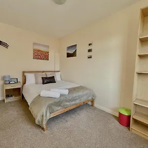 Guestready-close To Leeds City, Spacious, Sleeps 6 Leeds (West Yorkshire)